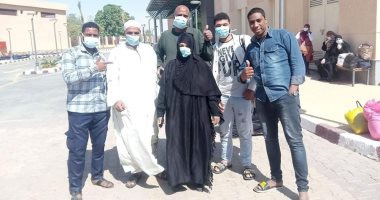 صور.. مستشفى إسنا للعزل تعلن خروج 10 مواطنين بعد شفائهم من كورونا