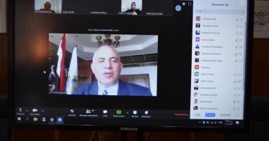 وزير الرى يفتتح دور تدريبية باستخدام منصة التعلم عن بعد.. صور
