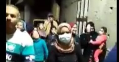 جيران ممرضة متعافية من كورونا بدمياط يستقبلونها بزفة "تكاتك".. فيديو وصور