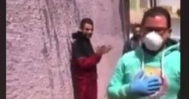شباب المنوفية يستقبلون ممرضا متعافيا من كورونا بالتصفيق.. صور