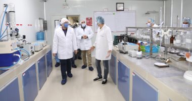 محافظ بنى سويف لعمال المصانع: "إستمرار الإنتاج مهم وصحتكم عند دولتكم أهم"
