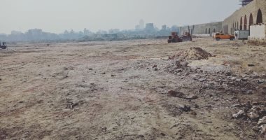رفع مخلفات الهدم خلف سور مجرى العيون على مساحة 13فدانا لبدء التطوير.. صور