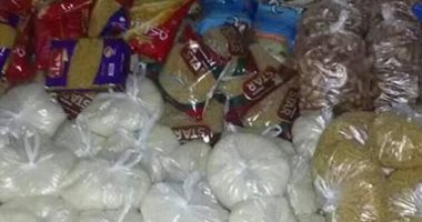 فيها حاجة حلوة.. شباب العصافرة بالإسكندرية يتطوعون لتوزيع شنط مساعدات