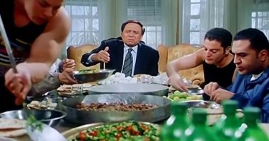 10 أنواع للموظفين وقت الفطار افتقدناها فى الشغل من البيت.. كوميكس