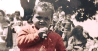 عامل السندوتش ميكرفون.. محمد هنيدى بصورة من دولاب الطفولة فى قمة الشياكة