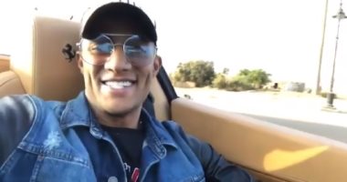 كلب بلدى بيجرى وراه.. فيديو جديد لمحمد رمضان فى نزهة بسيارته الفارهة