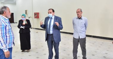 رئيس جامعة بنى سويف يوجه العاملين بمشروع تجهيز المدرجات بضرورة ارتداء الكمامات