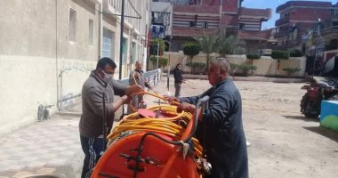 صور.. شباب "الهياتم" بالغربية يواصلون تطهير شوارع ومنازل القرية