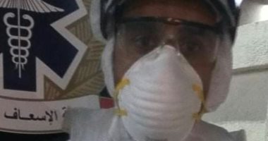 جيشنا الأبيض.. "محمد عبد العزيز" بإسعاف قنا يشارك بصورته بالزى الطبى