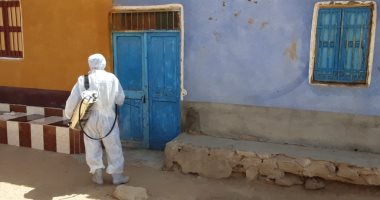 "صحة أسوان" تواصل حملات تطهير شوارع قرية السيالة بنصر النوبة.. صور
