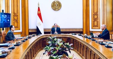 خلال اجتماعه برئيس الوزراء ووزير النقل ومستشار الرئيس للتخطيط العمرانى.. السيسي يوجه باستمرار جهود مشروعات الطرق والمحاور بالمحافظات.. وتحديث منظومة النقل بشكل شامل.. وتضمين المحاور كافة الخدمات والتجهيزات