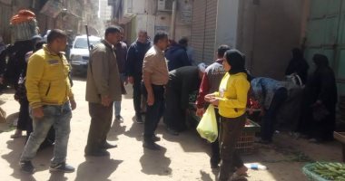 فض عدد من الأسواق بمدينة الزقازيق لمنع التجمعات لمواجهة كورونا
