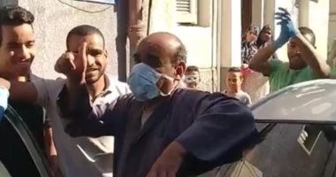 أهالى مدينة العمال بقنا يحتفلون بشفاء جارهم من كورونا.. صور