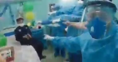 زغاريد وتصفيق.. طاقم طبى يحتفل بعيد ميلاد طفل جزائرى مصاب بكورونا.. فيديو