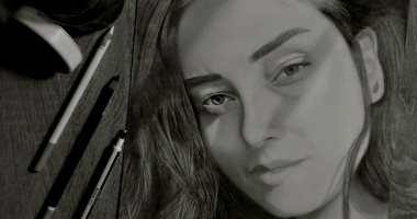 بالقلم الرصاص والفحم.. إيهاب يشارك برسومات فنية تبرز موهبته