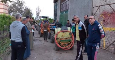 صور.. شباب طوخ مزيد يشنون حملة لتعقيم القرية بالغربية