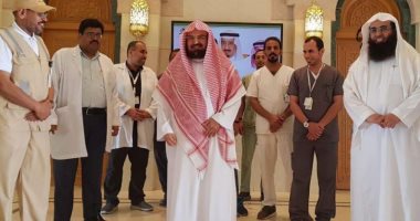 عبد الرحمن السديس يكرم الفريق الطبى المشارك فى تعقيم المسجد النبوى.. صور