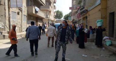 قوات الشرطة بشبين القناطر تفض سوق الأحد الأسبوعى لمواجهة كورونا