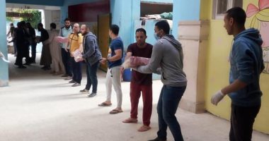 صور.. توزيع سلع غذائية على أهالى المعتمدية.. والمحافظ:"أنتم فى عنينا"