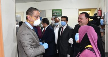 صور.. بالكمامة .. محافظ الفيوم يتفقد منافذ صرف منحة العمالة غير المنتظمة