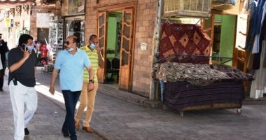 محافظ أسوان يتفقد السوق السياحى للاطمئنان على عدم التزاحم