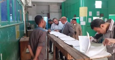 إحالة 16 موظف للتحقيق لتركهم العمل بدون تصريح بالمنيا.. صور  