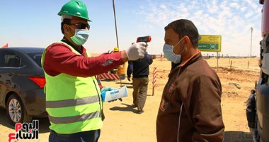 صور.. تسليم كمامات وتعقيم العاملين والسيارات فى العاصمة الإدارية