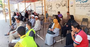 صور.. توفير خيام وإلتزام بالطابور الإحترازى والوقائى خلال صرف منح العمالة بالأقصر