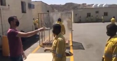 فحص وتعقيم عمال مشاريع النظافة فى السعودية قبل وبعد انتهاء عملهم.. فيديو