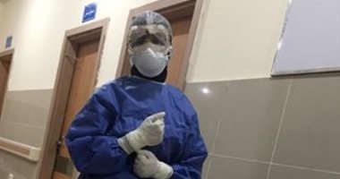 جيشنا الأبيض.. بسمة "ملاك الرحمة" على خط مواجهة كورونا بمستشفى أسوان