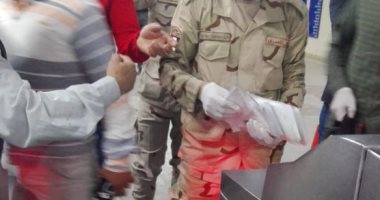 صور.. لليوم الثالث على التوالى.. توزيع كمامات مجانا على ركاب مترو الأنفاق.. أفراد القوات المسلحة يوزعون الكمامات خلال شراء التذاكر.. التوزيع بمحطتى الشهداء والسادات بفترة الذروة الصباحية.. وكمامة مع كل تذكرة