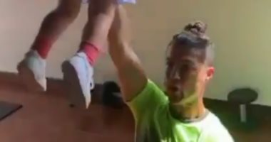 بيتمرن بولاده.. رونالدو يستعين بطفليه فى تدريبات المنزل.. فيديو