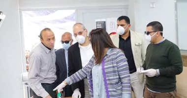 محافظ دمياط تتفقد مكاتب البريد لمتابعة سلامة الإجراءات الاحترازية أثناء صرف منحة الـ500