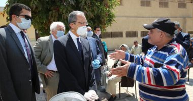 وزير الاتصالات يتفقد 10 منافذ للبريد وعدد من المدارس لصرف منحة 500 جنيه 