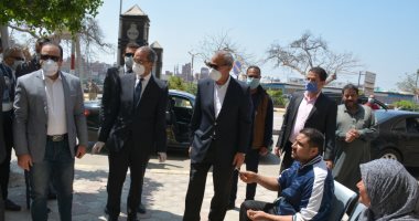 وزير الاتصالات يتابع مع محافظ القليوبية صرف منحة العمالة غير المنتظمة بالبريد..صور