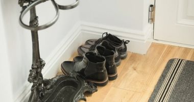 لماذا يجب تعقيم الأحذية خاصة للعاملين بالمستشفيات وما علاقته بكورونا؟