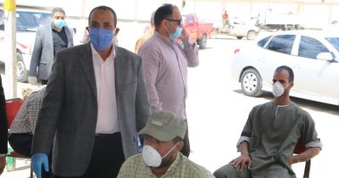 محافظ السويس يتابع صرف منحة العمالة غير المنتظمة للمستحقين 