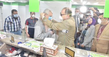 محافظ أسيوط يتابع صرف منحة العمالة غير المنتظمة ويوزع كمامات على المواطنين