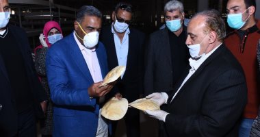 صور.. محافظ مطروح يتابع انتظام العمل بمجمع المخابز والالتزام بالإجراءات الوقائية