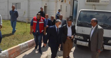 محافظ المنيا يتابع تجهيز مساعدات لأسر الحجر الصحى بقرية منشية نيازى