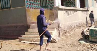للوقاية من كورونا.. حملة شبابية لتعقيم وتطهير قرية فرج بكفر الشيخ