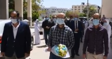استقبال أطباء الفيوم بالورود بعد عودتهم من مستشفى الحجر بالإسماعيلية