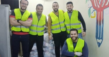 شباب الدرب الأحمر يوزعون 1000 شنطة لمساعدة العمالة غير المنتظمة.. صور
