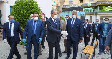جولة وزير الاتصالات لمتابعة صرف المنحة للعمالة المتضررة من فيروس كورونا