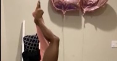 handstand challenge..بطلة جمباز أمريكية تشارك فى التحدى بخلع البنطلون.. فيديو