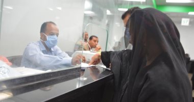 فيديو وصور.. توافد الأهالى لبدء صرف منحة العمالة غير المنتظمة بمكاتب بريد الأقصر