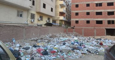 قارئ يشكو تراكم القمامة بقطعة أرض فضاء بحدائق الأهرام بالجيزة