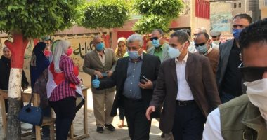 صور.. إقبال على مكاتب البريد والمدارس لصرف منحة العمالة غير المنتظمة فى الغربية