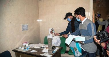 أهالى الهياتم يشكرون الجيش الأبيض بالورد والشيكولاتة بعد انتهاء عزل القرية
