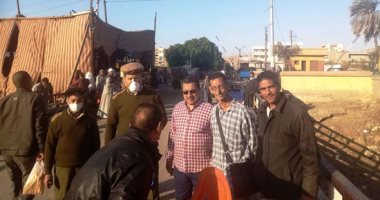شرطة المرافق والمحليات فى سوهاج تخلى سوق الثلاثاء المخالف.. صور